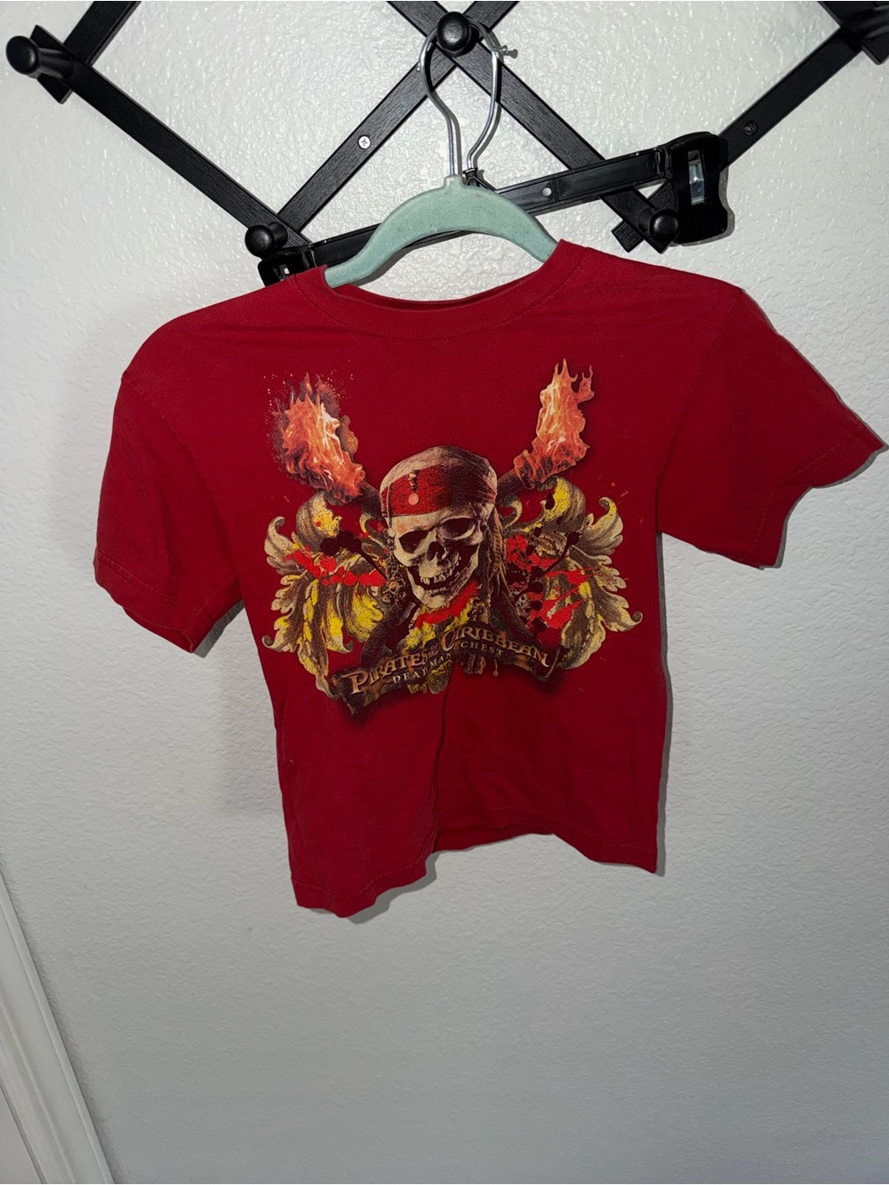 Disney Pirates of the Caribbean Skull Graphic T Shirt Red Boys Small - Picture 2 of 4